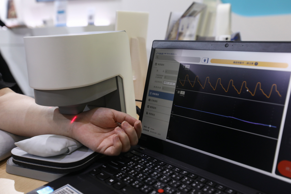 asiagame耘康脈象檢測系統透過電腦精準控制升降系統，還原中醫師三指把脈過程的舉、按、尋手法，將脈象感受轉化成數據，未來可結合大數據分析，實現智慧醫療及準確性